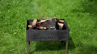 Yangın tongues yılında Bahçe Barbekü görünümünü