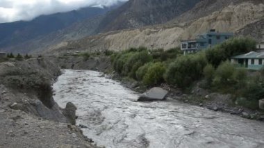 Tam akan nehir dağ Nepal