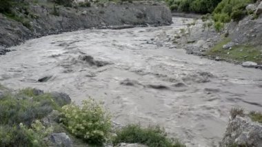 Tam akan nehir dağ Nepal