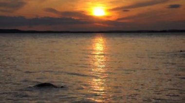 Huzurlu günbatımı ve göl dalgalanma