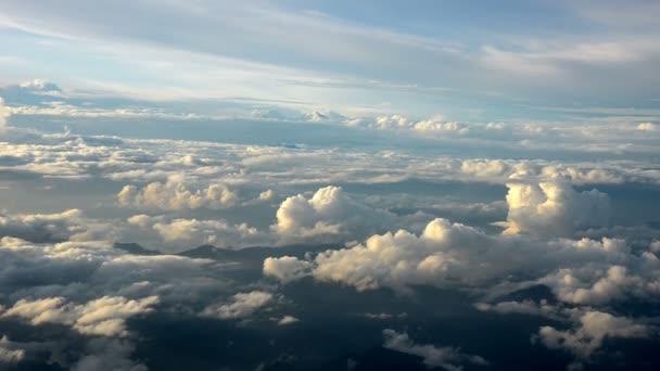 Hermosa vista aérea de la noche del paisaje nublado — Vídeo de stock