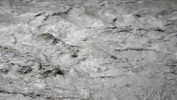 Zavřít pohled na řeku tekoucí plné Nepálu horské — Stock video