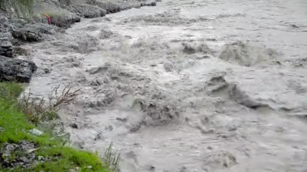 Płynące pełnym górskiej rzece Nepal — Wideo stockowe