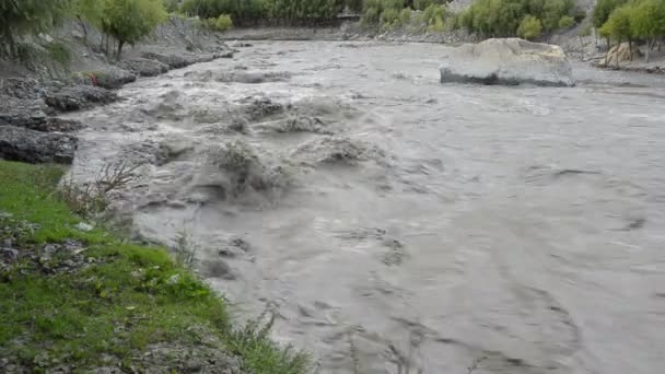 Rio Nepal de montanha de fluxo total — Vídeo de Stock