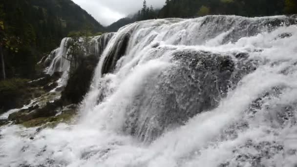 Vista de outono das cachoeiras do vale de Jiuzhaigou — Vídeo de Stock