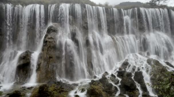 Vista de outono das cachoeiras do vale de Jiuzhaigou — Vídeo de Stock