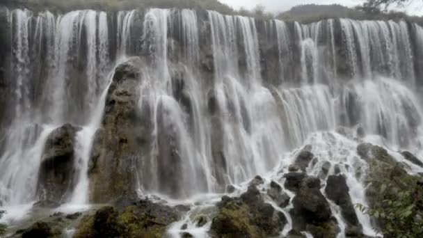 Vista de otoño de las cascadas del valle de Jiuzhaigou — Vídeos de Stock