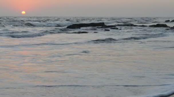 Coucher de soleil paisible et calme sur la côte de l'océan Atlantique — Video