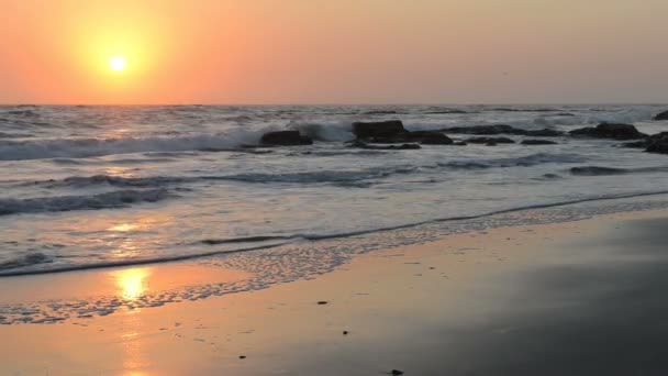 Cichy i spokojny zachód słońca nad wybrzeże Oceanu Atlantyckiego — Wideo stockowe