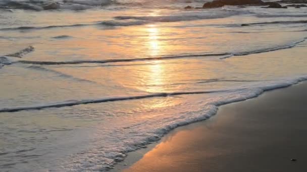 Coucher de soleil paisible et calme sur la côte de l'océan Atlantique — Video