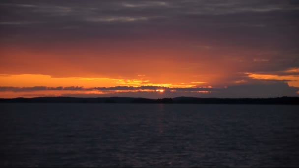 Die Sonne ist verschwunden, aber das Sonnenlicht bleibt — Stockvideo