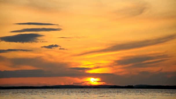 Nubes de atardecer sobre el lago — Vídeos de Stock