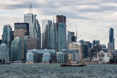 Bir gemi Algonquin Island'dan turistlere eski Toronto taşır