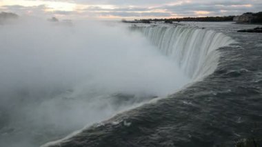 Niagara Falls düşen su sabahın erken saatlerinde bir derinlik içine çeker