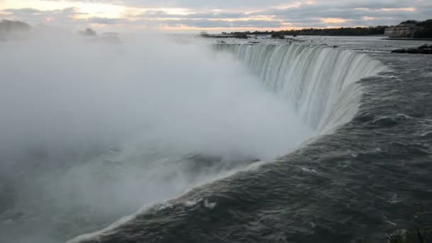 Het vallende water van Niagara Falls in de vroege ochtend trekt in de diepte — Stockvideo