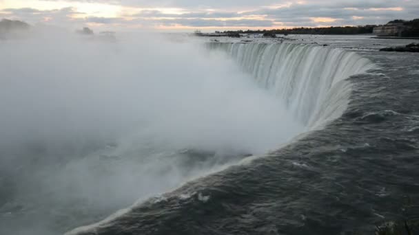 El agua que cae de las cataratas del Niágara por la mañana temprano se arrastra a la profundidad — Vídeo de stock