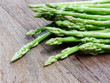 ahşap zemin üzerine yeşil taze kuşkonmaz