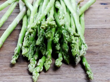 ahşap zemin üzerine yeşil taze kuşkonmaz