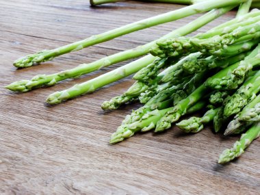 ahşap zemin üzerine yeşil taze kuşkonmaz