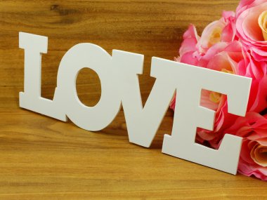 ahşap arka plan ile kelimesini seviyorum