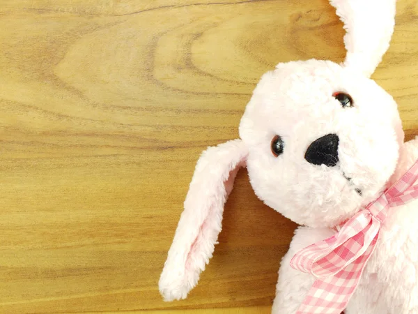 Muñeca de perro rosa en la cesta con fondo de madera —  Fotos de Stock