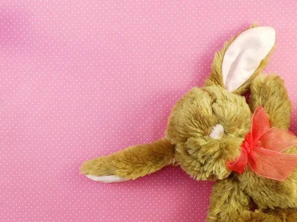 Милая кроличья кукла на розовом фоне — стоковое фото