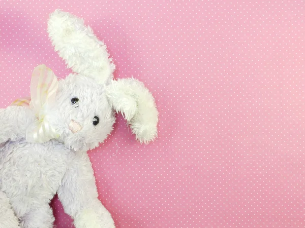 Muñeca de conejo lindo sobre fondo rosa —  Fotos de Stock