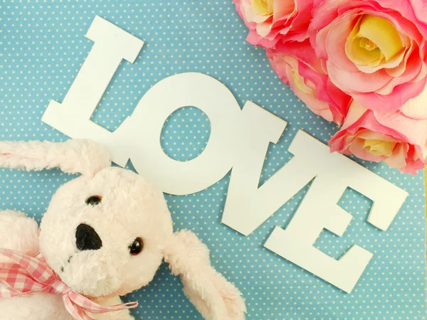 Liebeswort mit Rosen und süßer Puppe valentine dat concept — Stockfoto