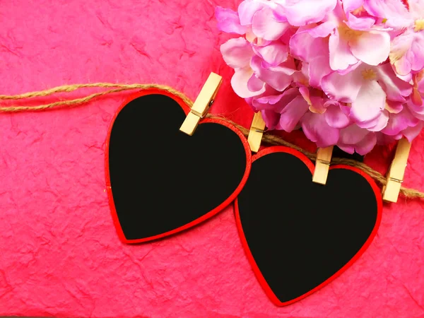 День святого Валентина с подарочной коробкой и символом сердца — стоковое фото