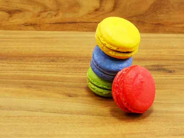 Macarrones coloridos deliciosos pasteles franceses tradicionales — Foto de Stock
