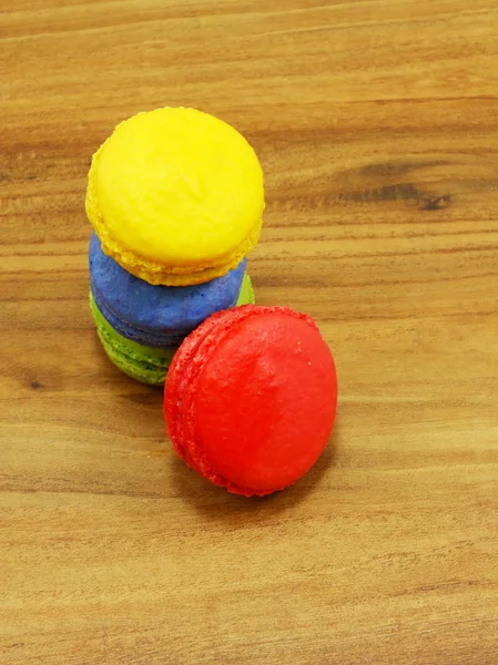 Macarrones coloridos deliciosos pasteles franceses tradicionales — Foto de Stock