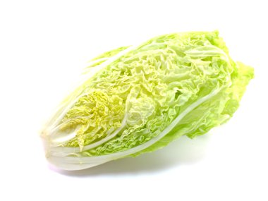 Beyaz arka plan üzerinde ahşap sepet içinde taze yeşil lahana