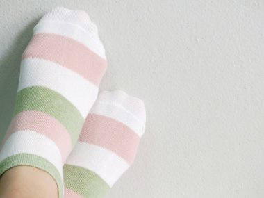 kadın ayak rahatlatıcı ve konfor tatil kavramı