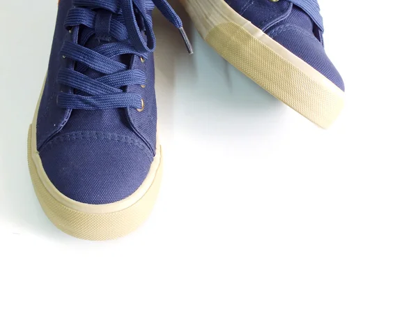 Blauwe sneakers op witte achtergrond met kopie ruimte boven bekijken — Stockfoto