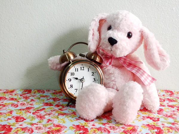 Muñeca de perro rosa con despertador —  Fotos de Stock