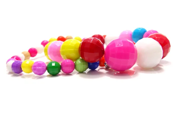 Collana di perle colorate isolato su sfondo bianco — Foto Stock