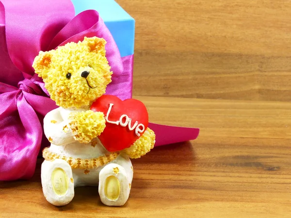 Härlig teddy björnen och rött hjärta form med hjärta form fotoram — Stockfoto