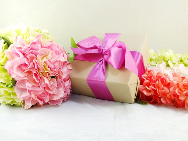 Gifts and beautiful bouquet of flowers for mom for mothers day or birthday — Stock Photo, Image