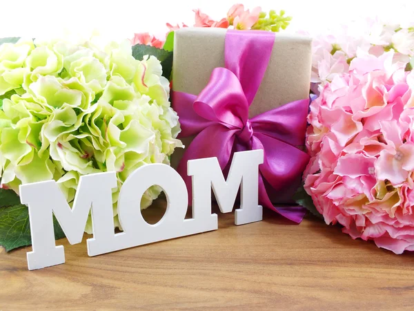 Beautiful bouquet of flowers and gift for mothers day — Stock Photo, Image