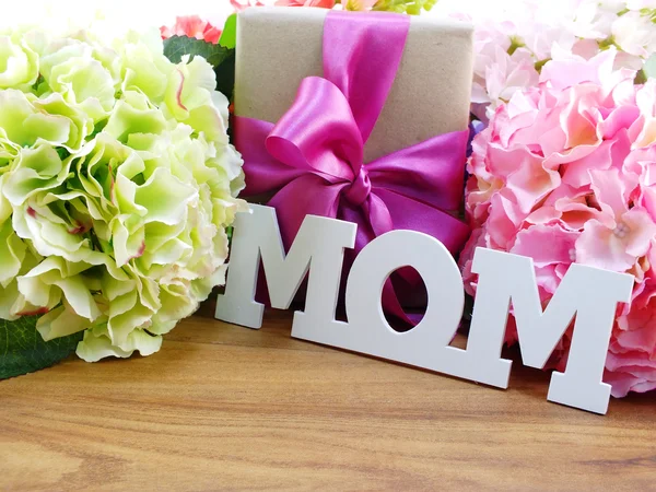 Beautiful bouquet of flowers and gift for mothers day — Stock Photo, Image