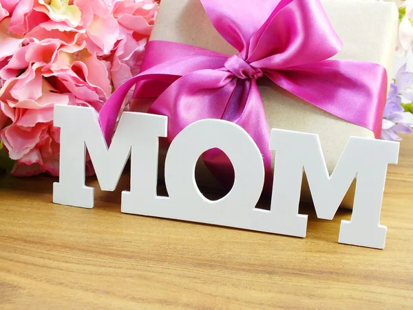 Beautiful bouquet of flowers and gift for mothers day — Stock Photo, Image
