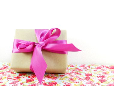 geri dönüşümlü kağıt ve Yay baskılı kumaş sarılmış hediye kutusu