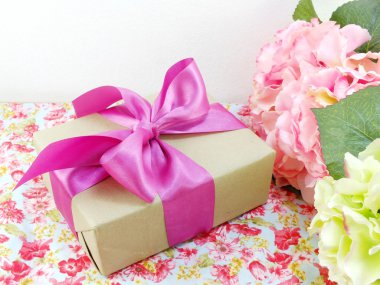 geri dönüşümlü kağıt ve Yay baskılı kumaş sarılmış hediye kutusu