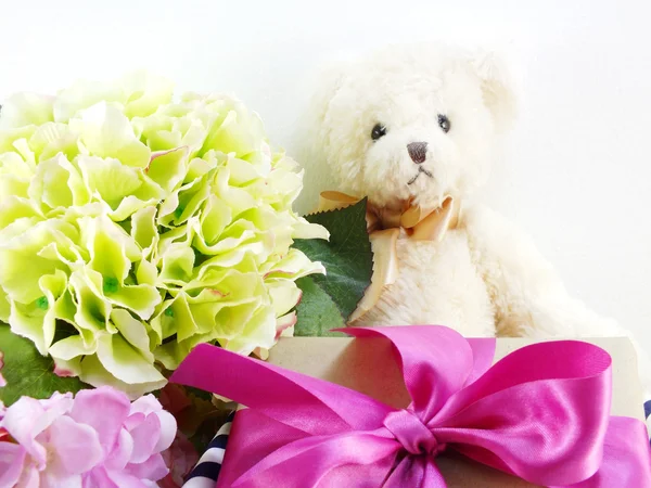 Urso de pelúcia bonito com presente e bela flor de buquê — Fotografia de Stock