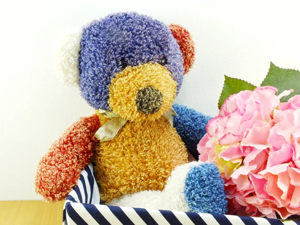 Niedlicher Teddybär mit Geschenk und schönem Blumenstrauß — Stockfoto