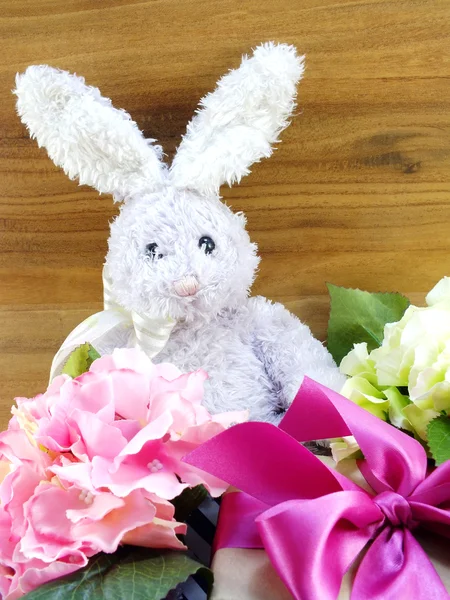 Conejo muñeca y caja de regalo día de Pascua decoración — Foto de Stock