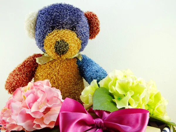 Carino orsacchiotto con regalo e bel fiore bouquet — Foto Stock