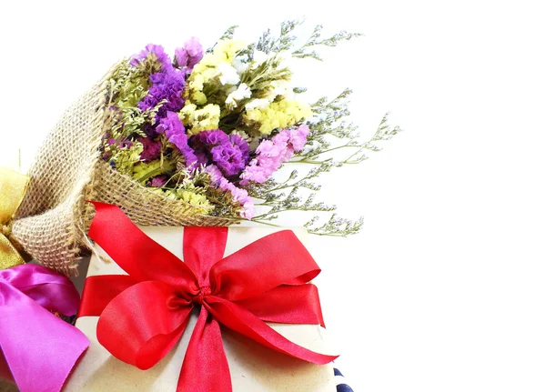 Caja de regalo de papel artesanal con lazo de cinta y ramo de flores — Foto de Stock