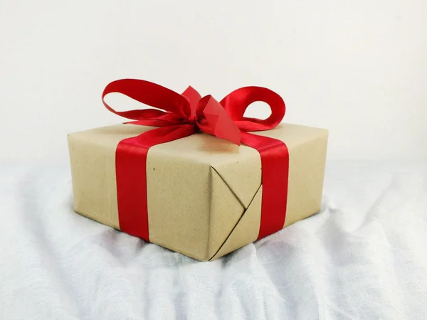 Caja de regalo de papel artesanal con lazo de cinta —  Fotos de Stock