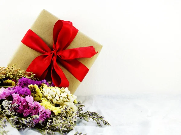 Σκάφη χαρτί δώρο κουτί με κορδέλα τόξο και λουλούδι μπουκέτο με υφή υφάσματος — Φωτογραφία Αρχείου